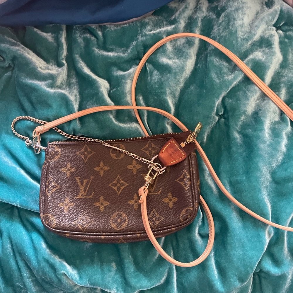 Authentic Louis Vuitton crossbody purse, amazing condition